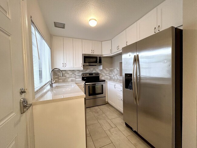 Building Photo - AVAILABLE NOW!! BEAUTIFUL 2 Bedroom 1.5 Bathroom Condo in Palm Desert! MOVE IN SPECIAL HALF OFF O...