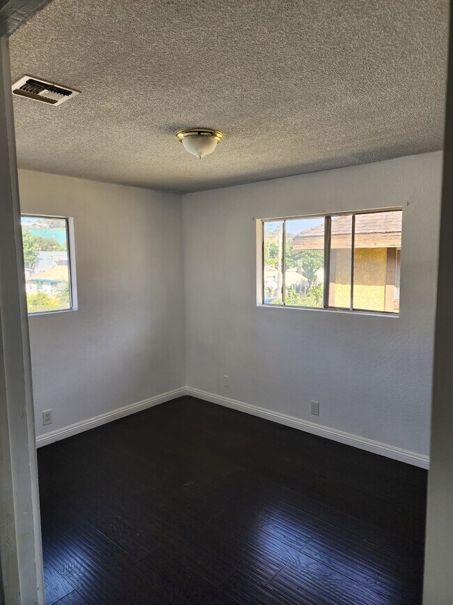 Building Photo - 4122 Floral Dr
