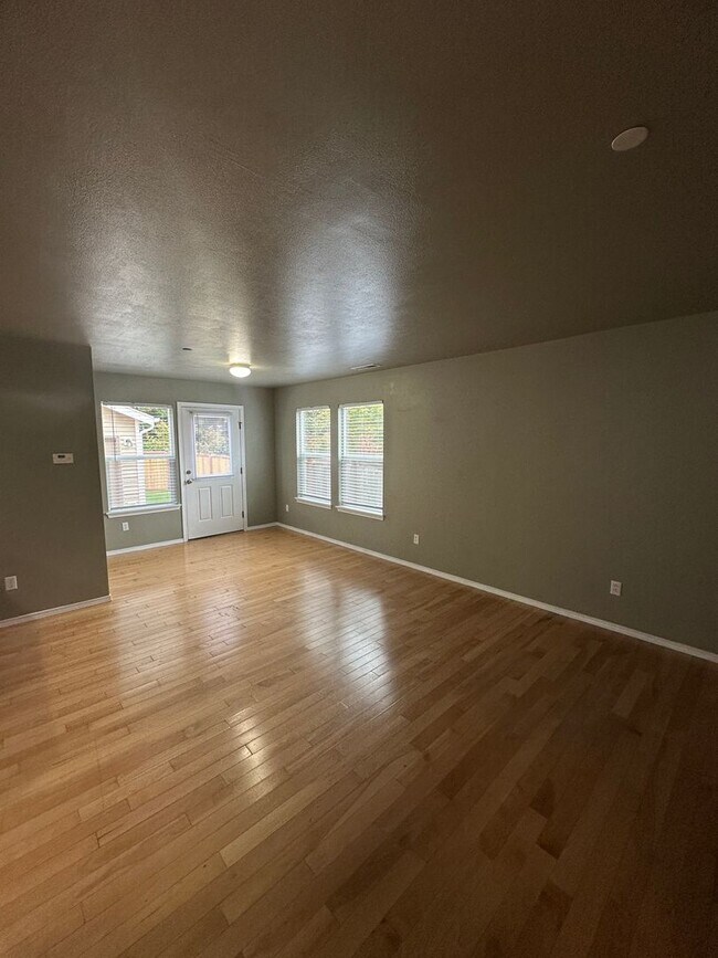 Foto del edificio - 1749 Hoffman Hill Blvd
