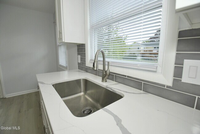 Foto del edificio - 33 B Ledgewood Dr