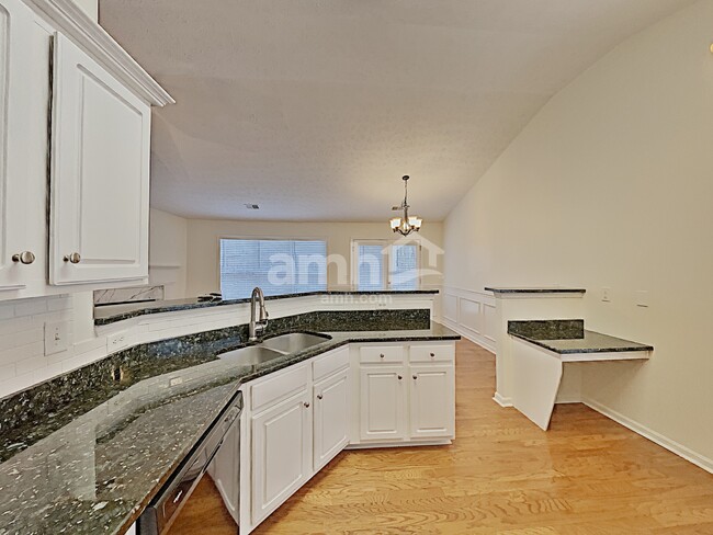 Building Photo - 558 The Blvd