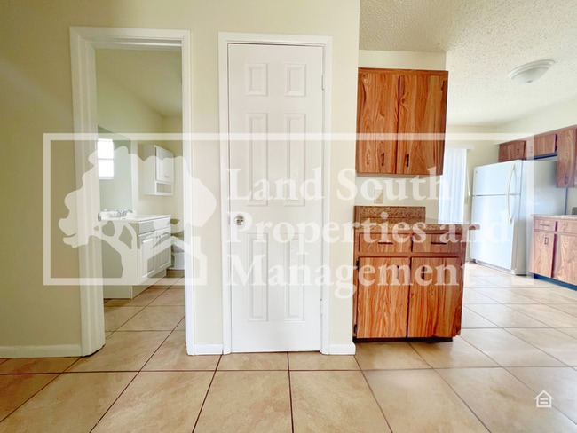 Building Photo - 5857 Charlton Dr