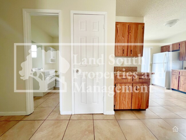 Foto del edificio - 5857 Charlton Dr