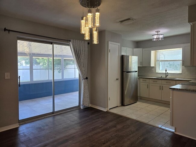 Building Photo - 2 Bedroom 1.5 Bath in the Desirable Disston Heights Neighborhood