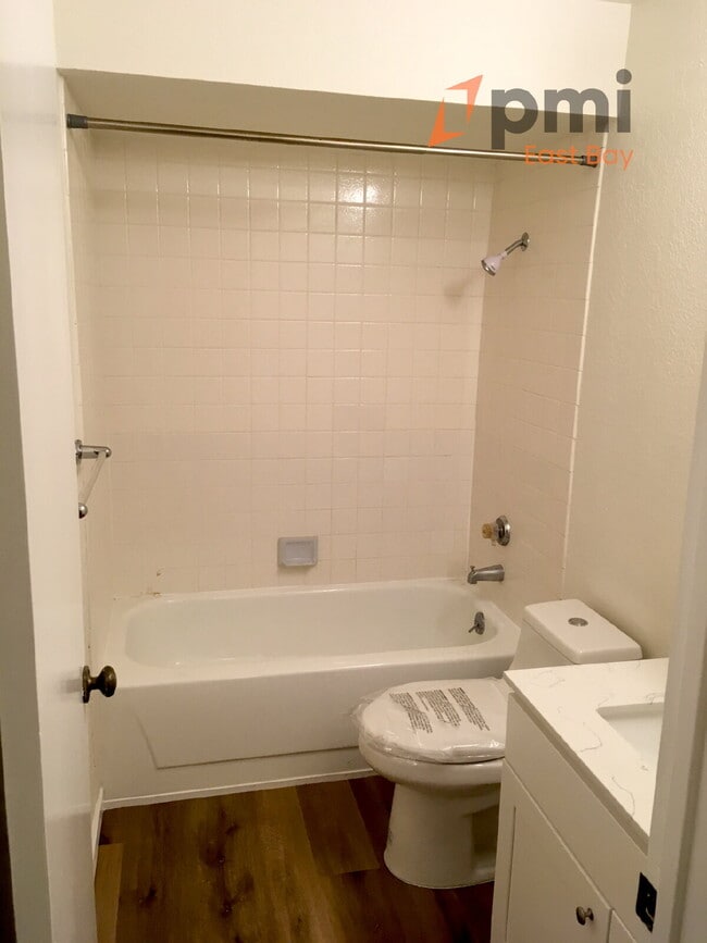 Foto del edificio - Spacious 1-Bedroom with Parking & On-Site ...