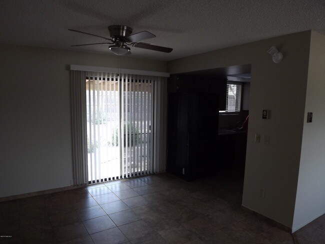 Foto del edificio - 667 W Butterfield Rd
