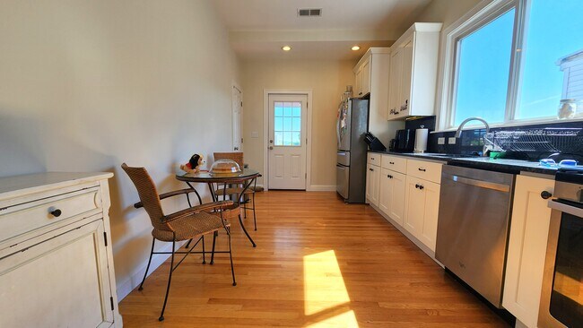 Foto del edificio - 121 Heath St
