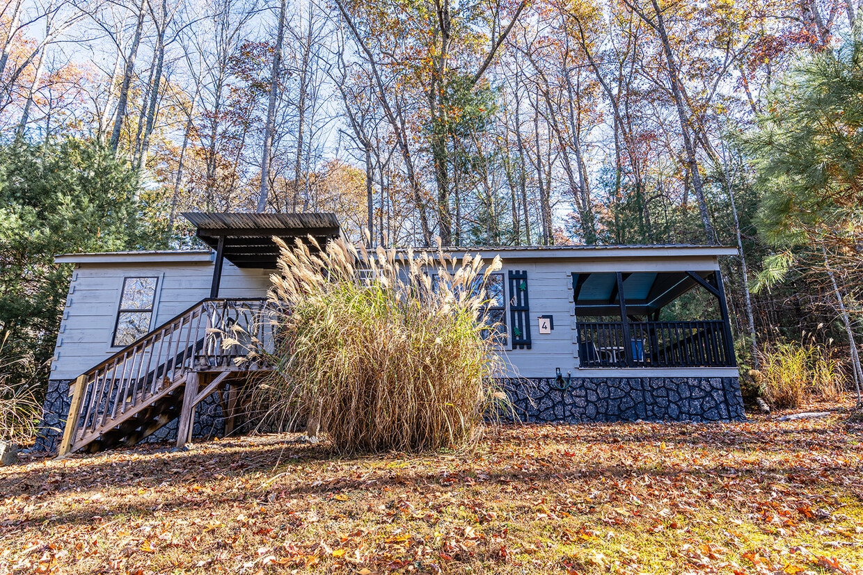 31 Cabin Row, Hendersonville, NC 28739 House Rental in Hendersonville