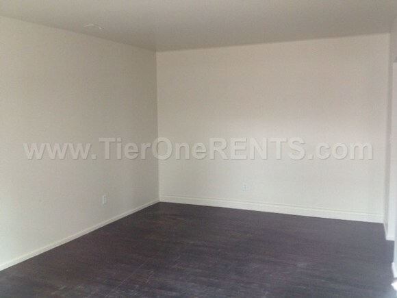 Foto del edificio - Ground Level 2 bed 1 bath Hardwood Floors!