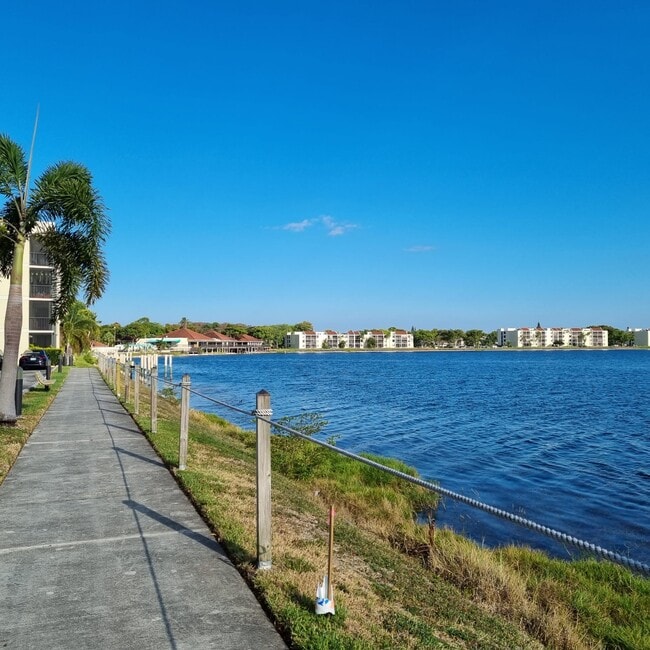 Building Photo - 105 Lake Emerald Dr