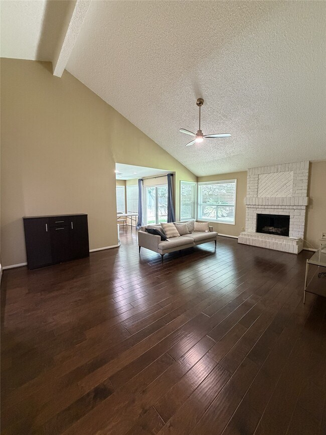 Building Photo - 2211 Brook View Ln