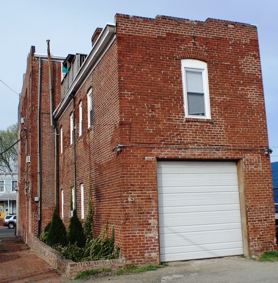 Building Photo - 1529 W Cary St