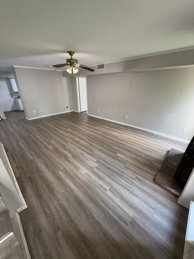 Foto del edificio - Spacious 3-bed/2-bath Townhome!