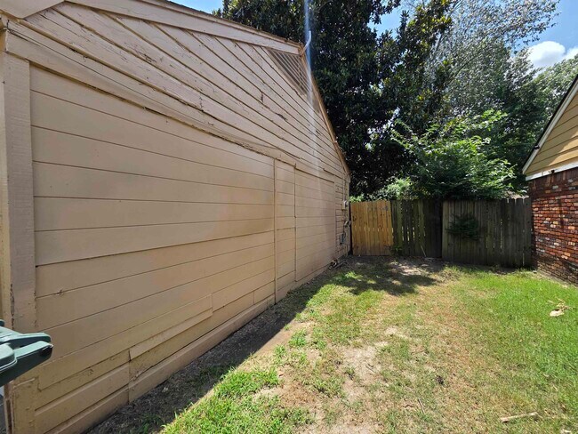 Building Photo - 3021 Ashwood St