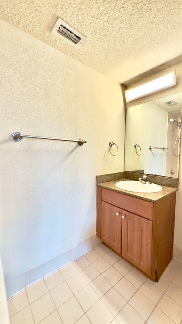 Building Photo - Beachside One Bedroom Condo with Parking a...