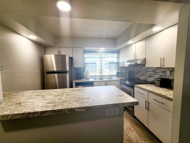 Foto del edificio - 9101 Lime Bay Blvd