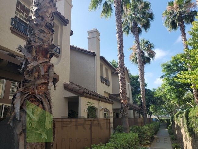 Foto del edificio - Gorgeous Townhome in Sorrento Valley