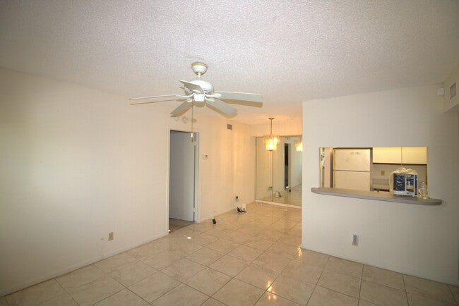 Foto del edificio - 4703 Lucerne Lakes Blvd E