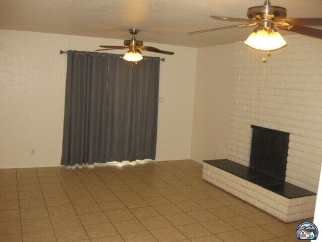 Foto del edificio - 1661 Yucca Dr