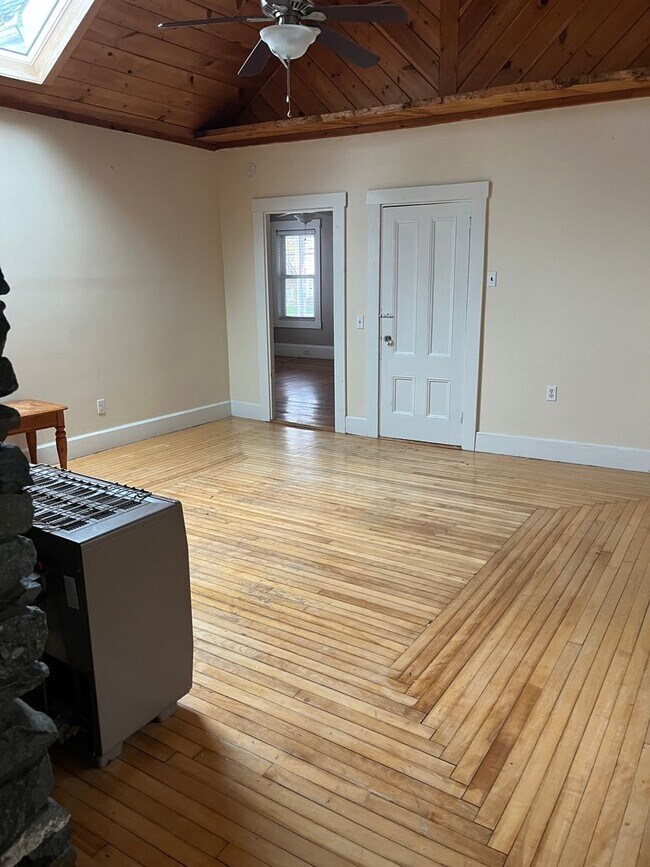 Foto del edificio - Sunny 2 Br / 1 BA Apartment in quiet area of Middleboro