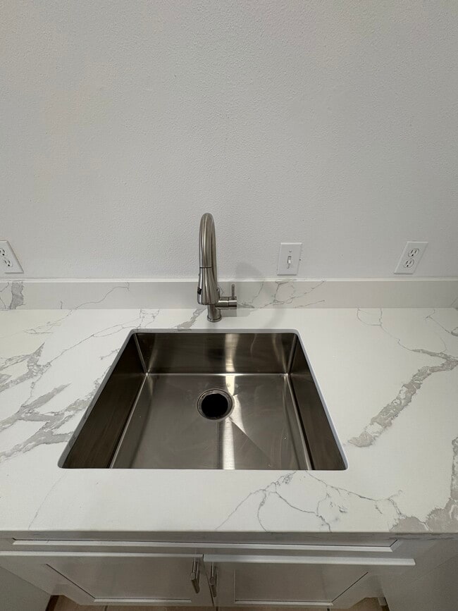 Foto del edificio - 6446 Palm View Ave