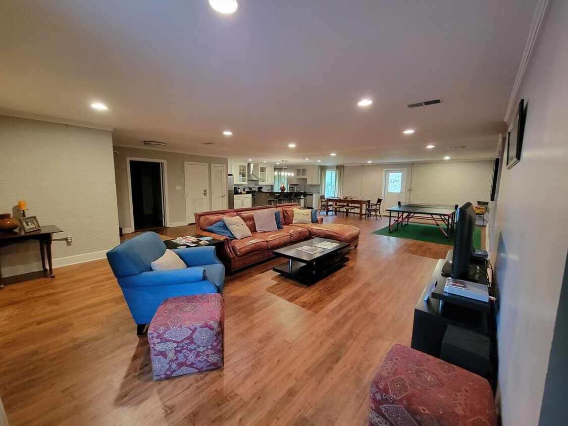Primary Photo - Massive 3 bed 3 bath on Boulevard!