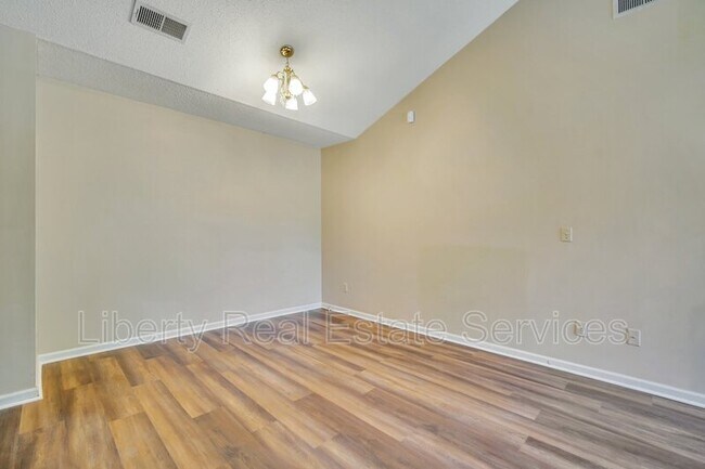 Foto del edificio - 1501 Woodcrest Cir