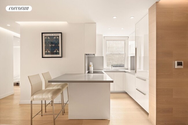Building Photo - 40 W 55th St