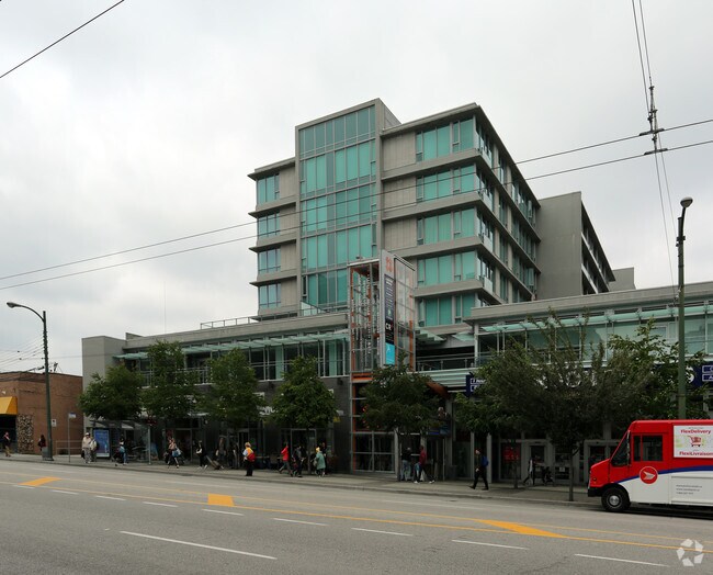 Photo du bâtiment - 535-545 W Broadway