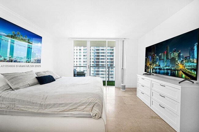 Building Photo - 1155 Brickell Bay Dr