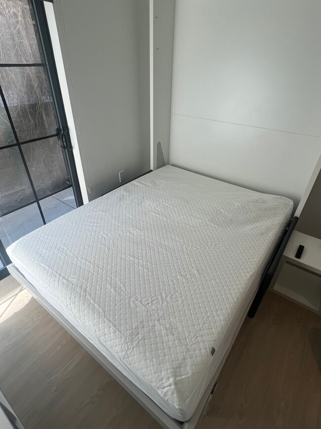 Building Photo - 1901 Overland Ave