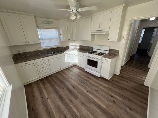 Building Photo - Spacious 2 bedroom house.