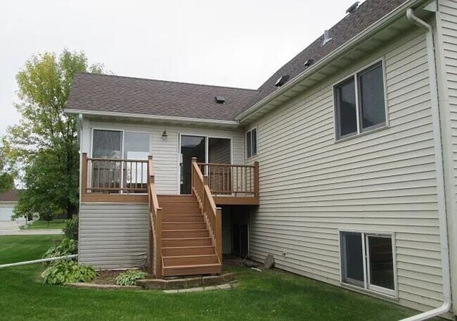 Foto del edificio - Large 5 bedroom home with updates in quiet neighborhood