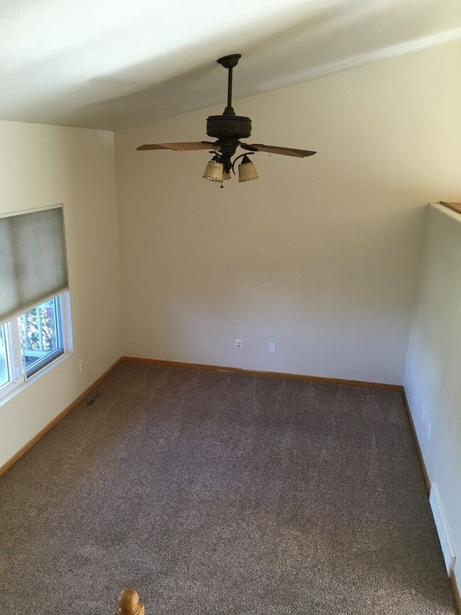 Building Photo - 4 BEDROOM, 3 BATHROOM HOUSE WITH 2 CAR ATT...