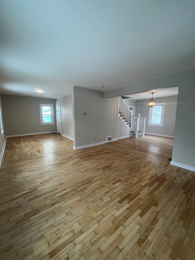 Building Photo - 180 Gillett St