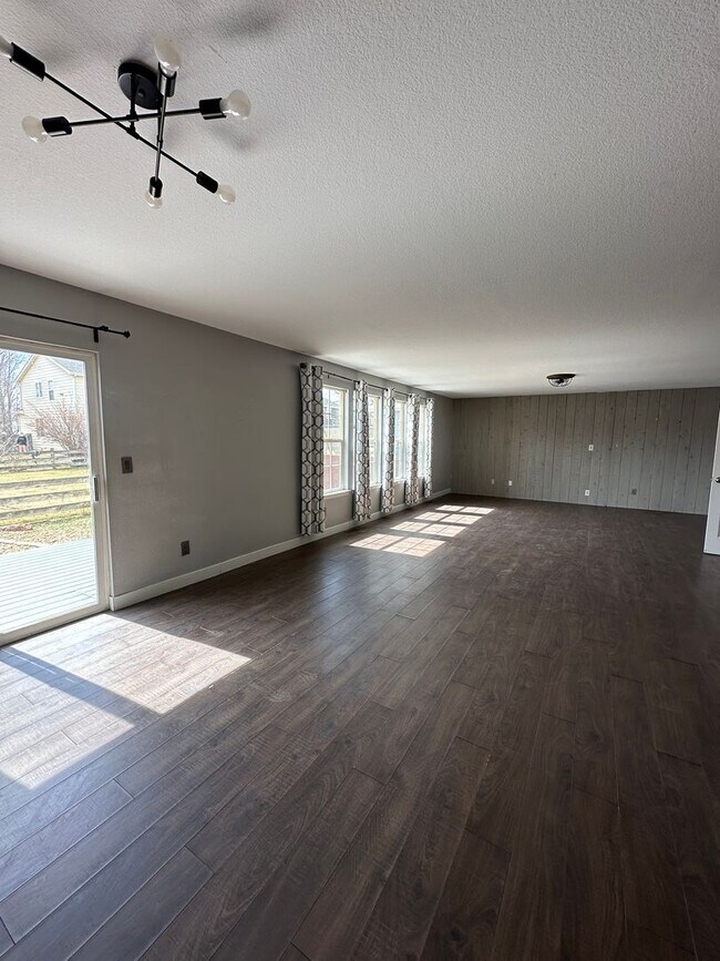 Foto del edificio - 5 bedroom single family house in Englewood