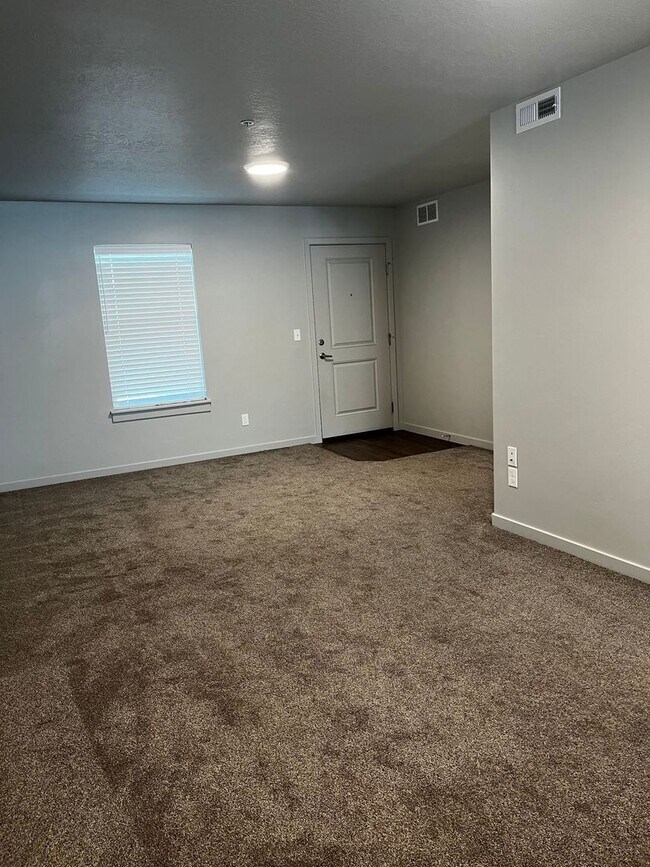 Building Photo - Conveniently Located Provo Condo