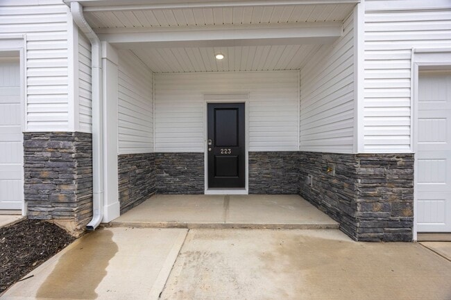 Building Photo - STUNNING TOWNHOME IN BLYTHEWOOD