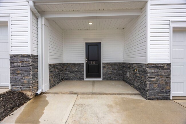 Foto del edificio - STUNNING TOWNHOME IN BLYTHEWOOD