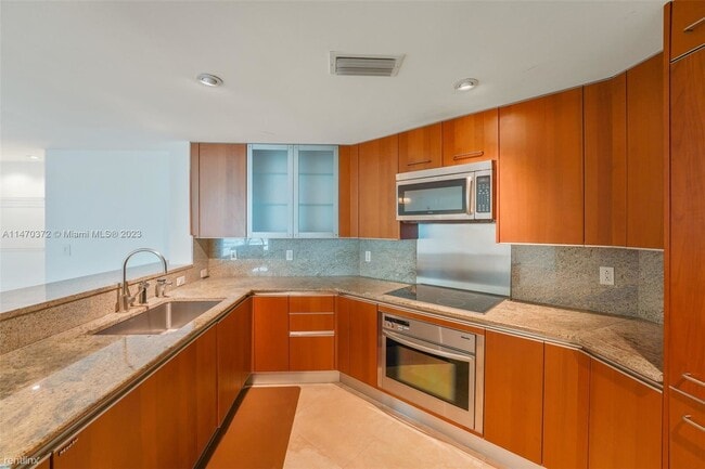 Building Photo - 2 br, 2.5 bath Condo - 2627 S Bayshore Dr ...