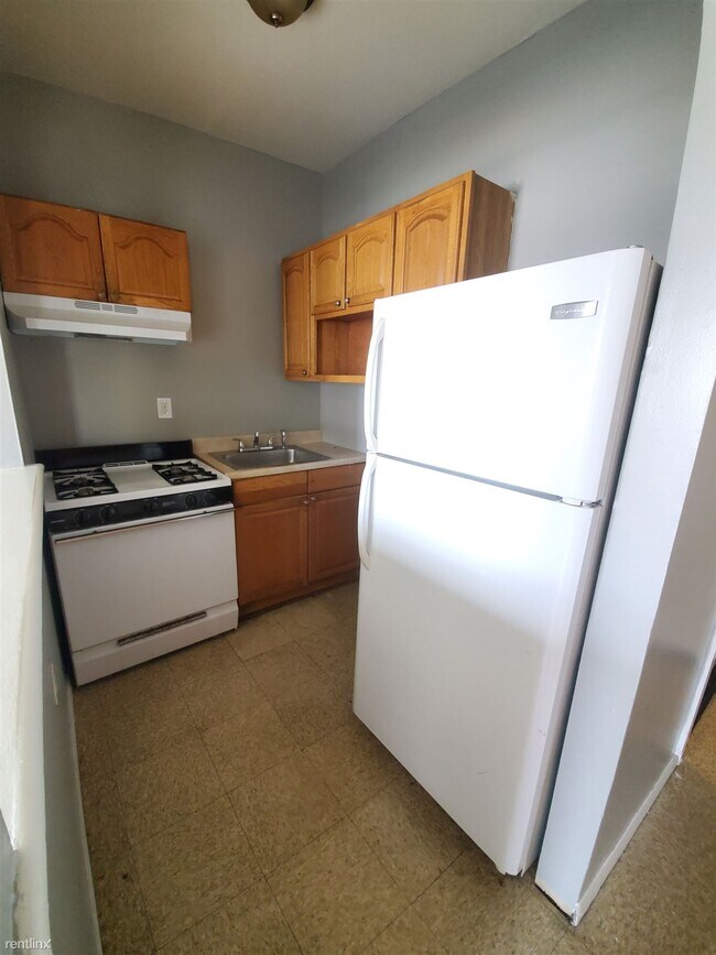 Building Photo - 2 br, 1 bath  - 708 Hallett St # 2B