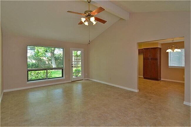 Foto del edificio - 6012 Leafwood Cir