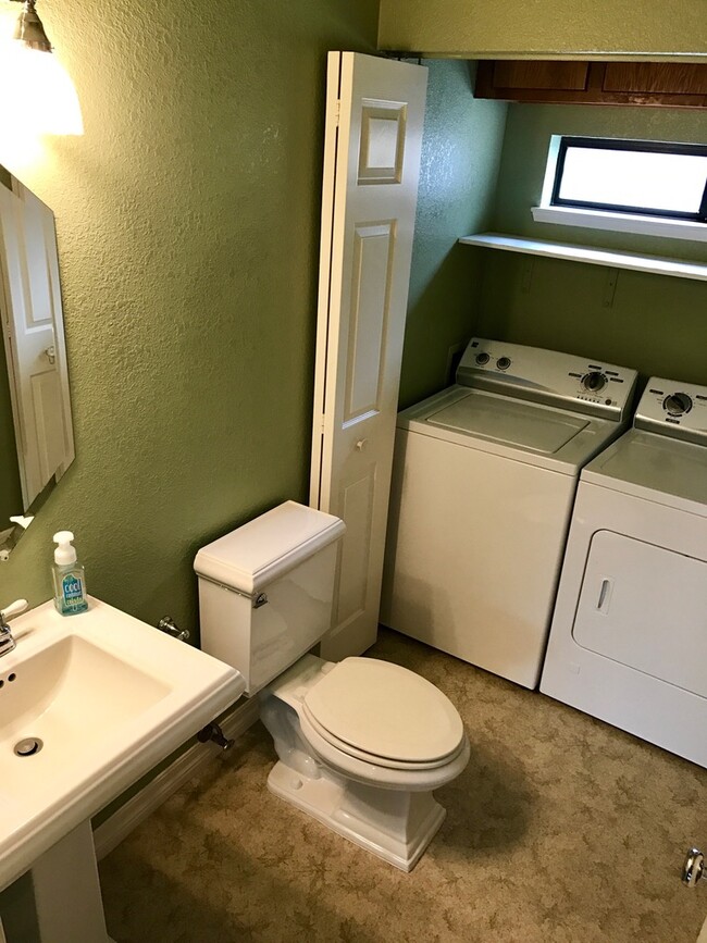 Building Photo - 1586 Camden Oaks Ct