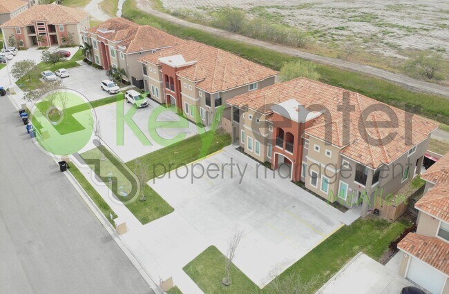 Building Photo - 1204 E Pineridge Ave