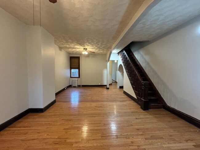 Foto del edificio - 5 Bedroom 1.5 Bath in Harrisburg!