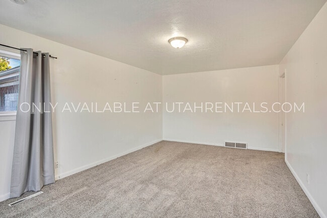 Building Photo - 360 E 400 S