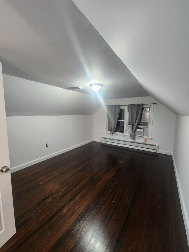 Room - 457 Lincoln Ave