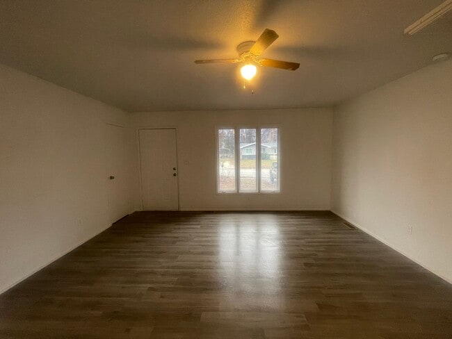 Building Photo - Available Now 3 bedroom 1.5 bath