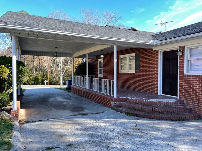 Building Photo - 4 BDRM 2 BA BRICK HOME, SINGLE STORY, 1762...