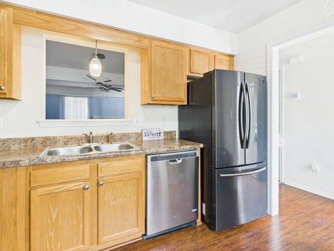 Foto del edificio - Beautiful 2 Bedroom 2.5 Bathroom Townhome ...